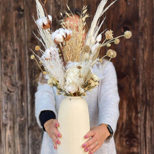 Trockenblumenstrauß mit Baumwolle und Pampasgras in Beige