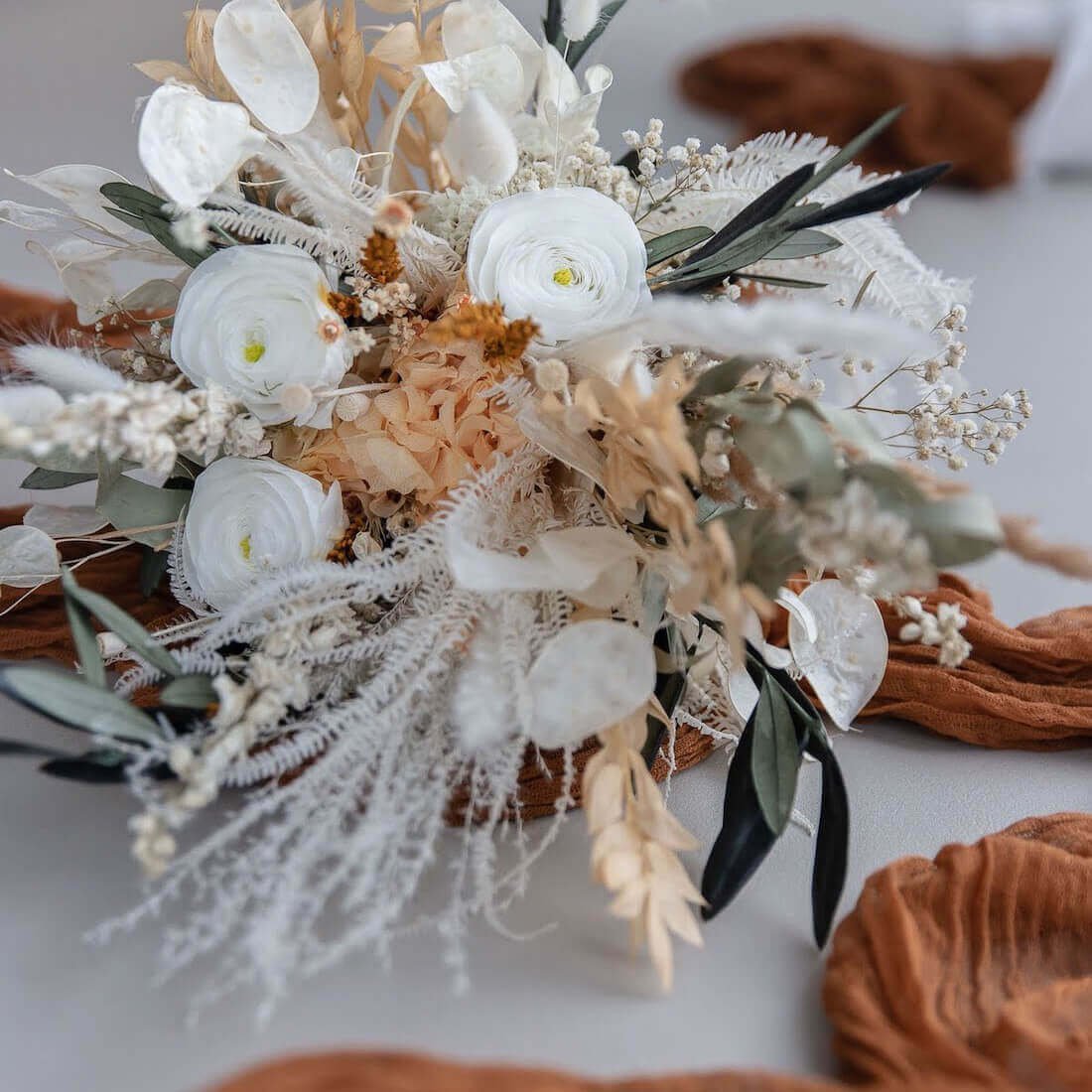 Unvergängliche Schönheit: Trockenblumen-Brautstrauß mit Rosen und Olivenzweigen