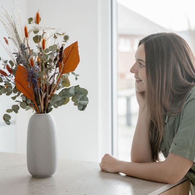 Rustikale Schönheit: Trockenblumenarrangement mit Eukalyptus und akzentuierten Highlights