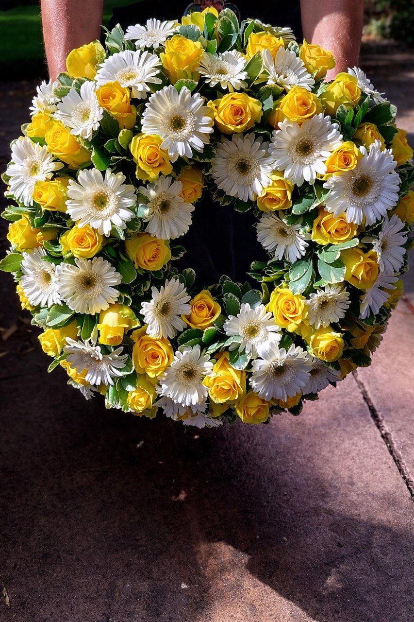 Trauerkranz mit Gerbera in warmen Toenen
